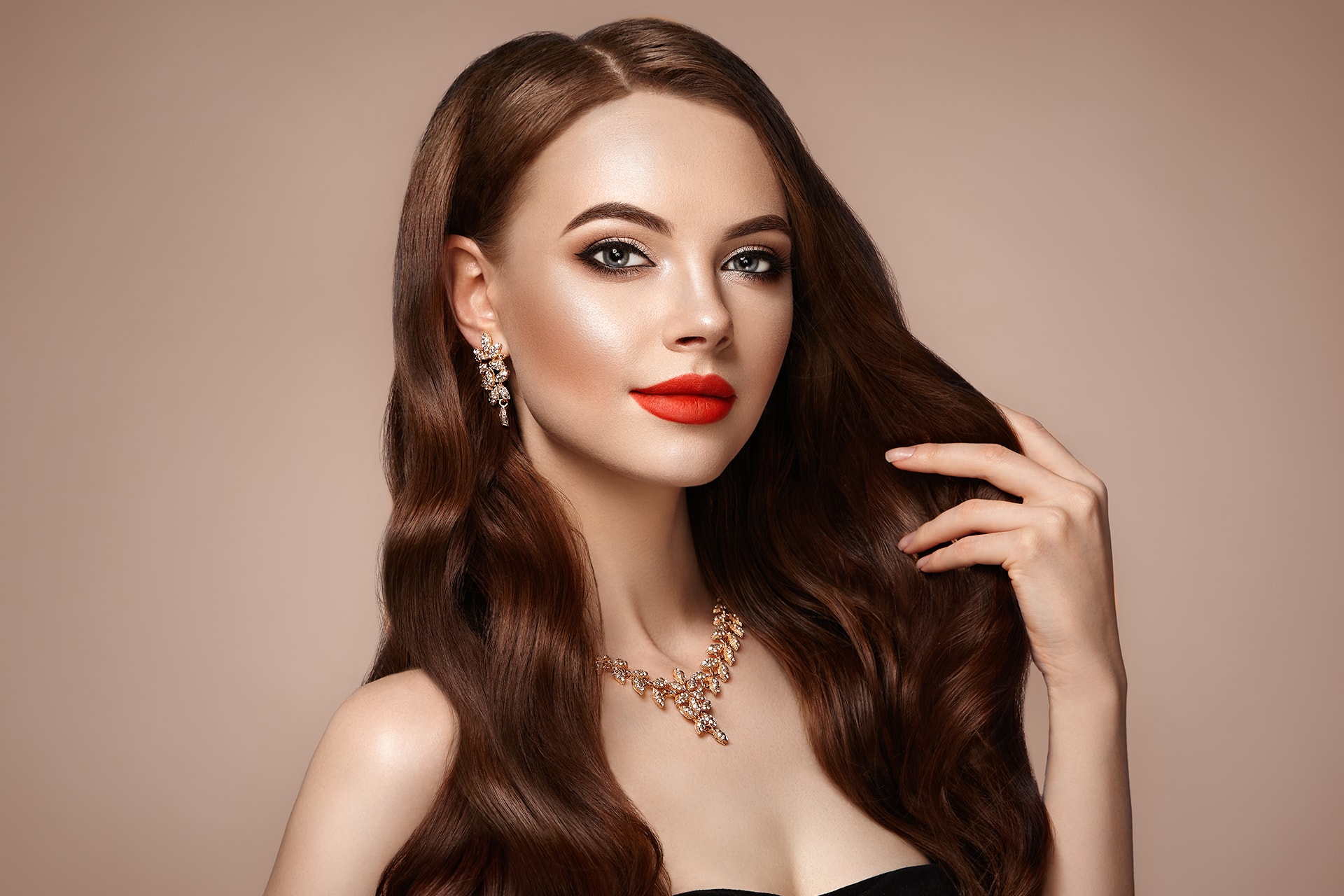 brunette-woman-with-curly-hair-J3NDQW8-min Gesichtspflege München